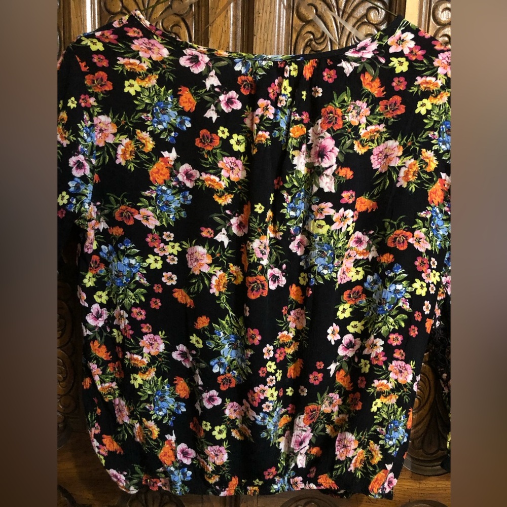 Beautiful,Colorful Floral Woman’s Top - Picture 10 of 14
